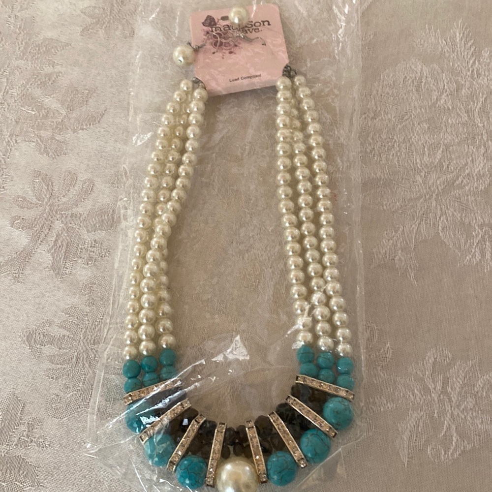 Necklace with stones and pearls.